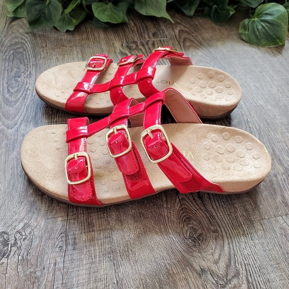 red vionic sandals
